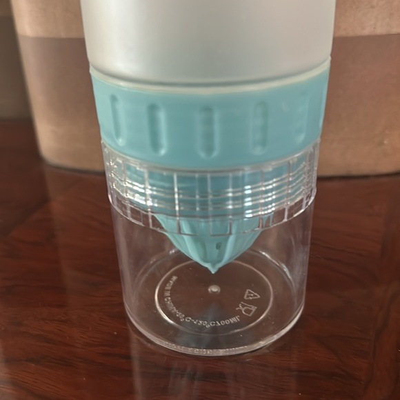 Gaiam *NWOT* 22 Ounce Fruit Infuser Water Bottle, BPA Free Non-Toxic, Blue Strap - Picture 12 of 13